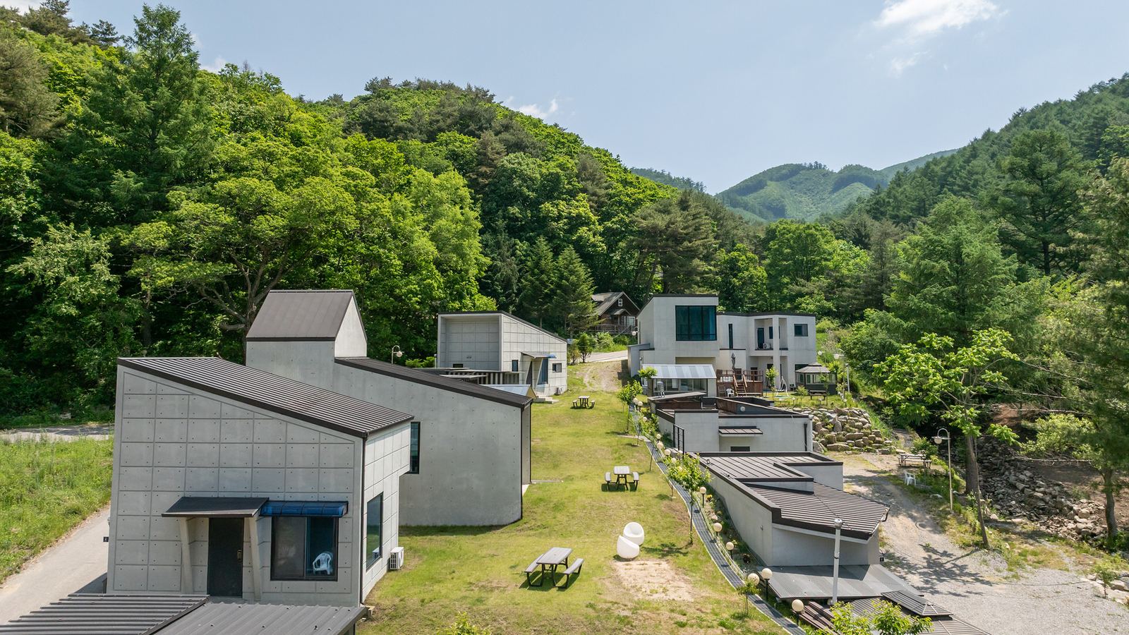 숲으로 둘러싸인 계곡 사이에 늘어선 독채들