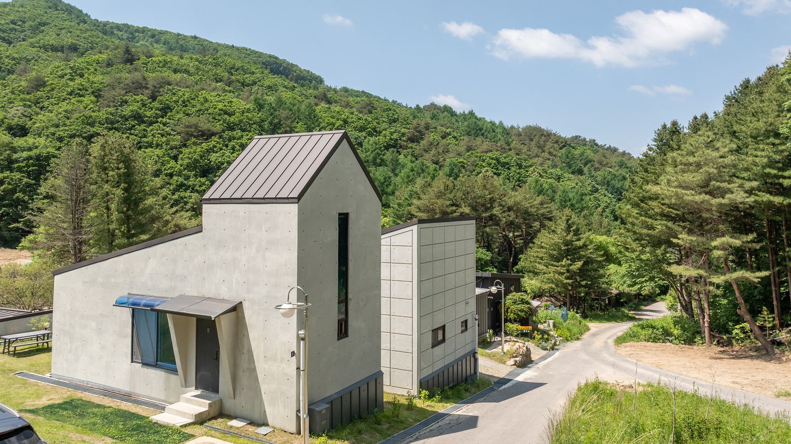 박공지붕의 2층 독채 외관
