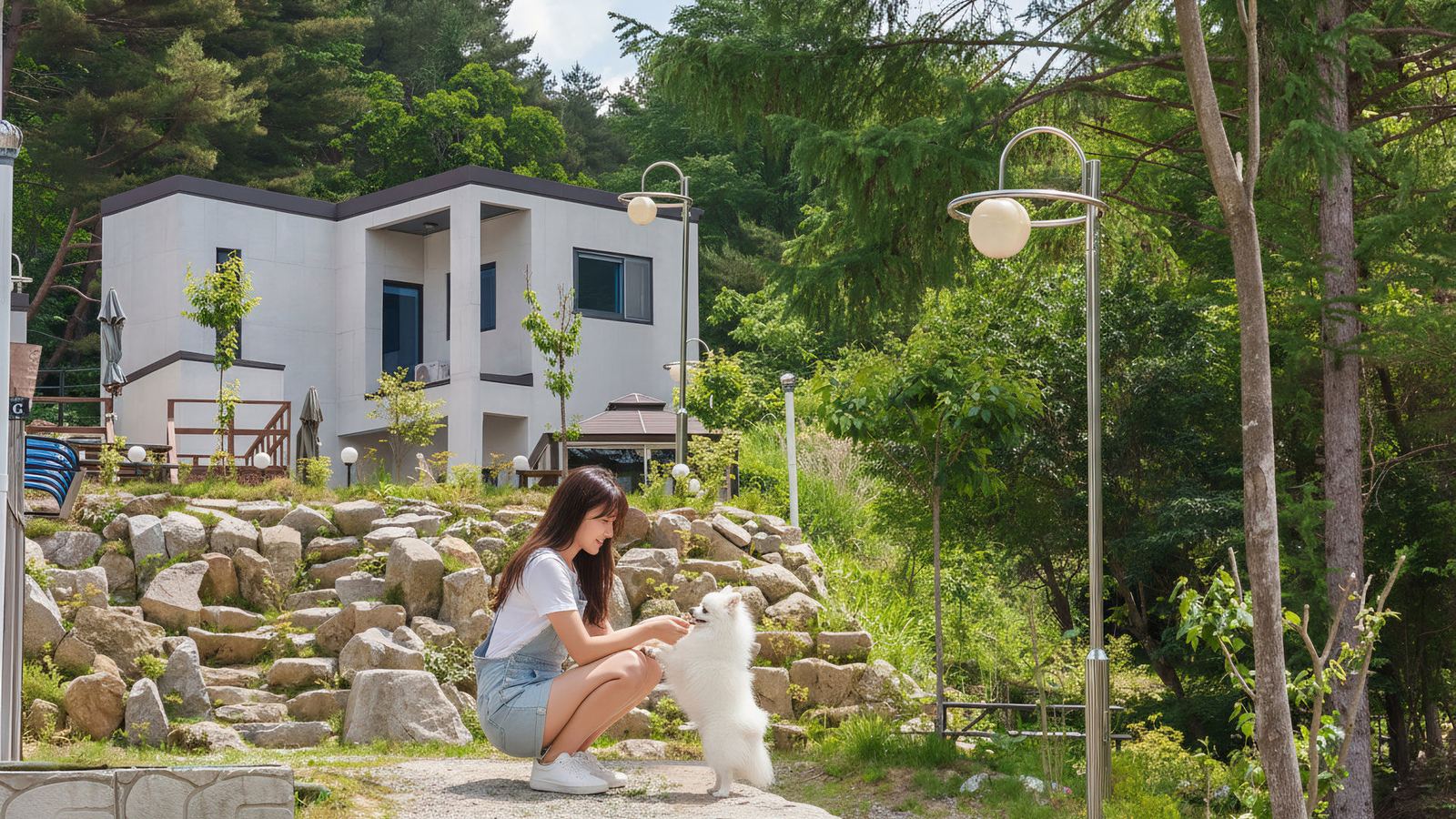 독채 앞에서 강아지와 노는 투숙객