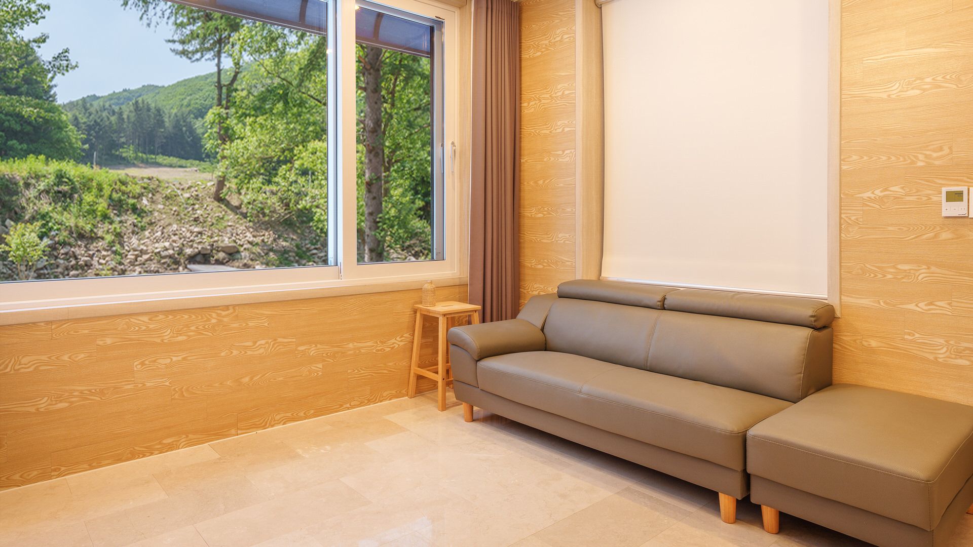 G동 거실과 숲이 보이는 창